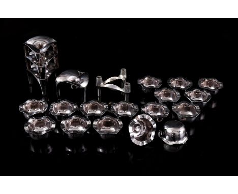 4 chrome-plated metal stackable candlesticks, total 20 cm high, chrome-plated metal lid containers and chrome-plated metal ca
