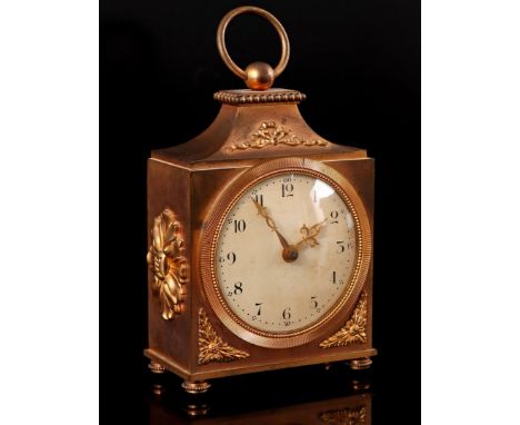 Classic table clock in brass case, no brand found, total height 24 cm, 3415 grams (door hinge not properly)