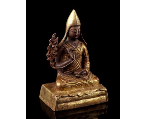 Bronze gilded monk on plateau in crouching position, marked on the bottom, China 20th century, 17 cm high