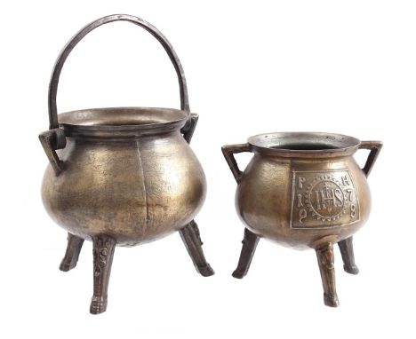 2 bronze grapes, 1 with iron handle, 20th century, 21 cm high, 23 cm wide and 25 cm high, 26 cm wide