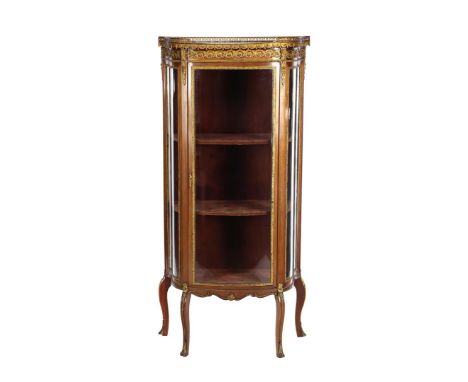 Walnut 3-shelf Louis XVI style display case with rich brass decor of garlands and marble top, ca. 1900, 142 cm high, 68 cm wi