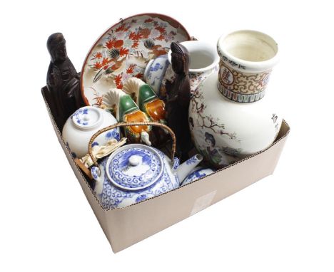 Box of oriental porcelain incl. large teapot with blue decor, Japan 19th century (damaged spout), porcelain vase with polychr