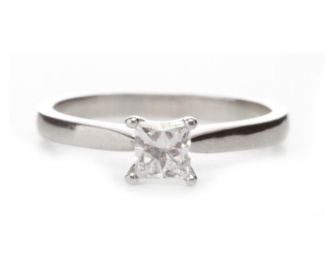 PLATINUM DIAMOND SOLITAIRE RINGset with a princess cut diamond of approximately 0.52 carats, size M-N, 4g