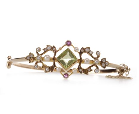 SPLIT SEED PEARL AND GEM SET BANGLEthe central green gem of approximately 7x7mm, flanked by two round pink gems, within a see