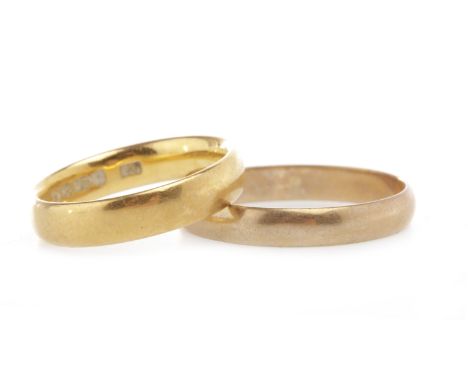 EIGHTEEN CARAT GOLD WEDDING BANDsize I, 4.3g; along with a nine carat gold wedding band, size R, 1.5g (2)