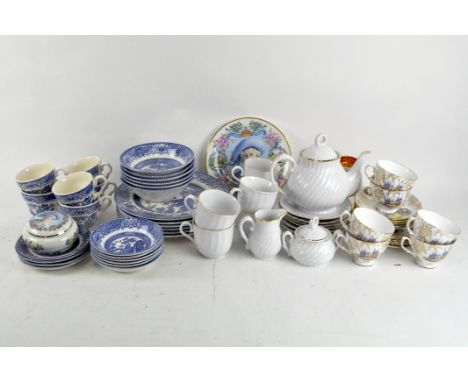 A collection of 20th Century ceramics, including plates and bowls in the 'Old Willow' pattern, a set of Colclough cups and sa