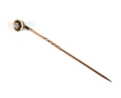 A yellow metal diamond stick pin, the round cut diamond 2.5mm diameter, 1.5g overall, 6cm long. 