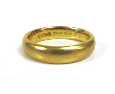 A 22ct gold ring, size R, 9.8g. 