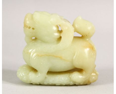 A CHINESE CARVED JADE LION FIGURE, 5cm high.