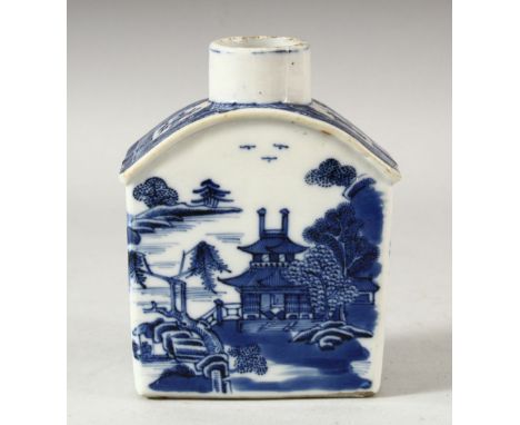 A CHINESE BLUE AND WHITE PORCELAIN CADDY, 11.5cm.