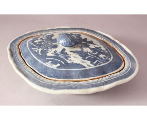 AN 18TH CENTURY CHINESE BLUE &amp; WHITE PORCELAIN TUREEN &amp; COVER - decorated with native landscape views - with a fruit 