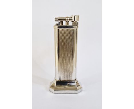 Dunhill stainless steel table lighter&nbsp;with engine-turned decoration, no.11284, 10cm high&nbsp;