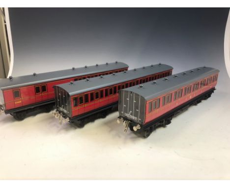 AN ACE TRAINS BOXED SET OF THREE 0 GAUGE RED PASSENGER COACHES 