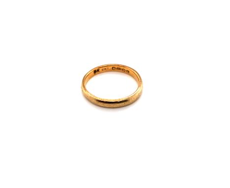 A 22ct GOLD VINTAGE WEDDING RING, DATED 1935, BIRMINGHAM. FINGER SIZE M 1/2. WEIGHT 3.37grms.