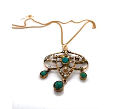 AN ART NOUVEAU STYLE TURQUOISE AND SEED PEARL PENDANT, SUSPENDED ON A 9ct GOLD CURB CHAIN. THE PENDANT UNHALLMARKED, STAMPED 