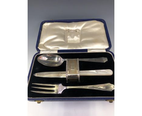 A CASED SILVER CHRISTENING SET BY JOHN SANDERSON AND SON, SHEFFIELD 1937, COMPRISING: A FORK, A SPOON, A KNAPKIN RING AND A M