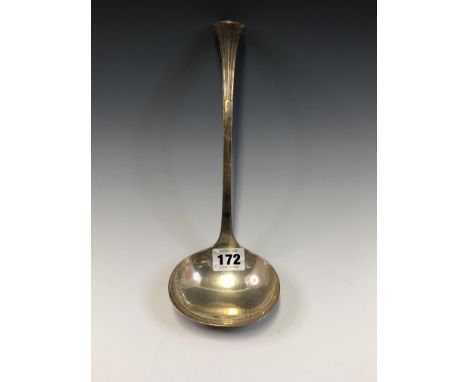 A SILVER SOUP LADLE BY DAVID AND GEORGE EDWARD, SHEFFIELD 1912, THE TOP OF THE HANDLE WITH A FLUTED PETAL SHAPE. WEIGHT 215g