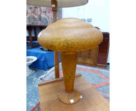 AN ART DECO STYLE MARBLED ORANGE GLASS TABLE LAMP AND MUSHROOM CAP SHADE.   Dia. 35 x H 50cms.