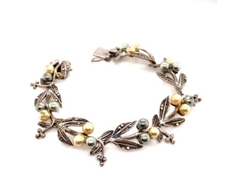A VINTAGE CONTINENTAL SILVER PEARL AND MARCASITE BRACELET. UNHALLMARKED AND STAMPED 835, ASSESSED AS SILVER. LENGTH 18cms. WE