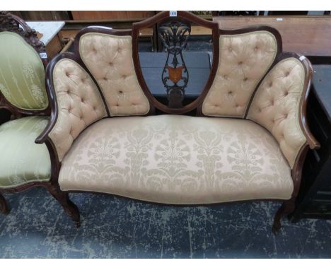 AN  EDWARDIAN MAHOGANY SHOW FRAME SETTEE BUTTON BACK UPHOLSTERED IN PINK DAMASK, A FLORAL INLAY TO THE SPLAT OF THE CENTRAL S