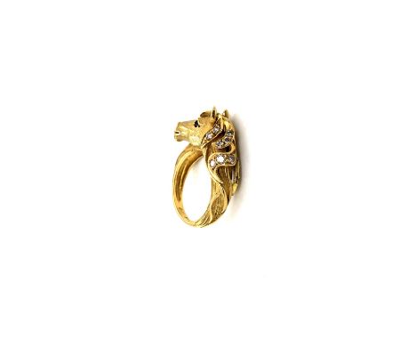 A DIAMOND SET HORSE HEAD MANE AND TAIL STYLISED RING WITH SAPPHIRE SET EYES. UNHALLMARKED, STAMPED 750, ASSESSED AS 18ct GOLD