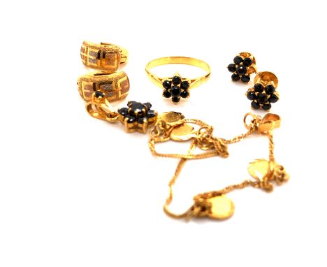 A SUITE OF EASTERN JEWELLERY, TO INCLUDE A SAPPHIRE CLUSTER RING, SAPPHIRE SCREW DOWN STUD EARRINGS, AND A SAPPHIRE CLUSTER B