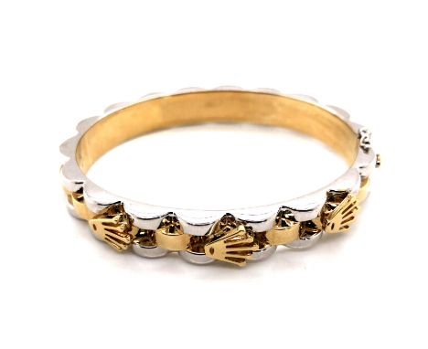A TWO COLOUR PRESIDENT STYLE HINGED BANGLE WITH THREE CROWN MOTIFS TO FRONT HINGE. UNHALLMARKED, STAMPED 375 ASSESSED AS 9ct 