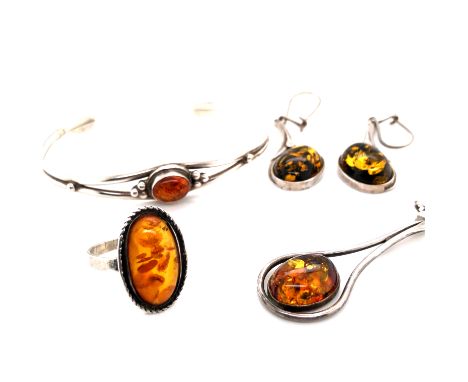 A QUANTITY OF AMBER AND OTHER STONE SET SILVER JEWELLERY CONSISTING OF A BANGLE, RING, NECKLACE, TWO PAIRS OF EARRINGS, AND A