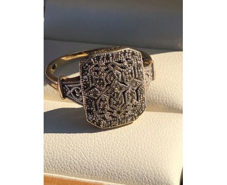 A MULTI DIAMOND PANEL RING. UNHALLMARKED, ASSESSED AS 9ct GOLD. FINGER SIZE U. WEIGHT 4.04grms. 