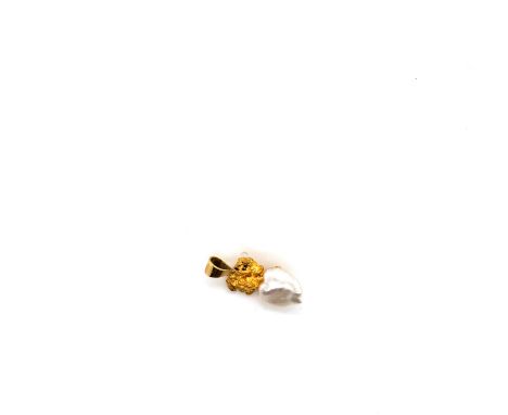 AN AUSTRALIAN 22ct GOLD NUGGET WITH ATTACHED BAROQUE CULTURED FLAT PEARL. THE PENDANT UNMARKED, THE NUGGET ASSESSED AS 22ct G