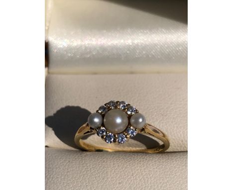 A HALLMARKED 18ct GOLD DIAMOND AND PEARL VICTORIAN STYLE RING. FINGER SIZE O. WEIGHT 3.09grms. 