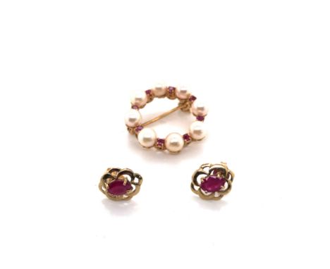 A 9ct HALLMARKED GOLD RUBY AND PEARL WREATH BROOCH TOGETHER WITH A PAIR OF RUBY CELTIC STYLE STUDS, UNHALLMARKED, ASSESSED AS