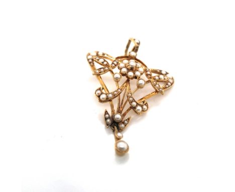 AN ANTIQUE ART NOUVEAU SEED PEARL PENDANT. STAMPED TO REVERSE 15ct ASSESSED AS 15ct GOLD. DROP 5cms, INCLUDING BAIL. WEIGHT 5