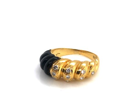 A STYLISED DIAMOND SET RING. UNHALLMARKED, STAMPED 750, ASSESSED AS 18ct YELLOW GOLD. FINGER SIZE K. WEIGHT 4.55grms. 