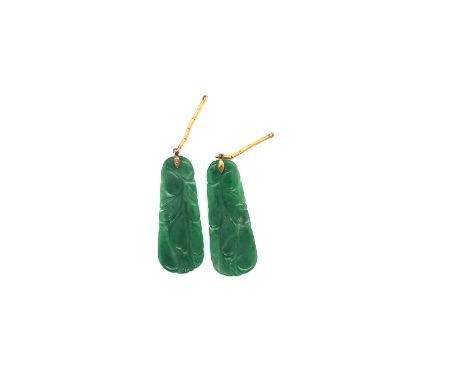 A PAIR OF CARVED GRADUATED JADE DROPS WITH 9ct PART FITTINGS. JADE MEASUREMENTS 3.5 X 1.3cms.  