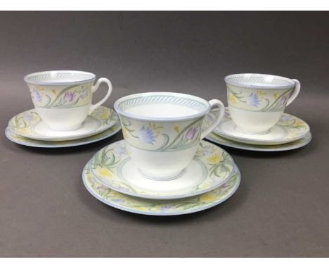ROYAL WORCESTER PART TEA SERVICE comprising six cups, six saucers and six side platesQty: 18