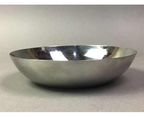 GROUP OF VINTAGE METALWARE, GLASS AND OTHER ITEMS including small enamel dish, metal bowl, carved wood tortoise and glass vas