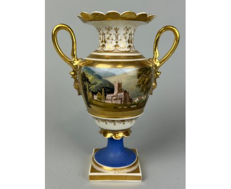 A 19TH CENTURY ROYAL WORCESTER VASE BY GRAINGER LEE AND CO PAINTED WITH A SCENE OF A CATHEDRAL, 18cm H 