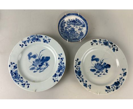 A PAIR OF 18TH / 19TH CENTURY CHINESE BLUE AND WHITE PLATES ALONG WITH ANOTHER SMALLER EXAMPLE (3) Largest 23cm D