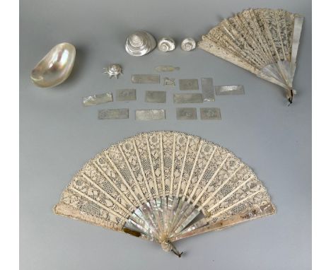 A COLLECTION OF MOTHER OF PEARL ITEMS TO INCLUDE TWO FANS, CHINESE PLAQUES, SHELLS (QTY)