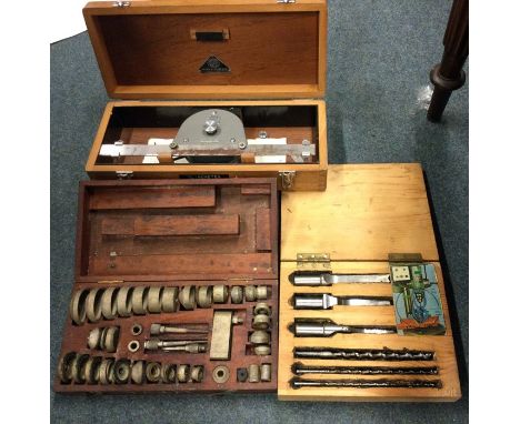 A cased set of chisels together with a clinometer etc. Est. £20 - £30.