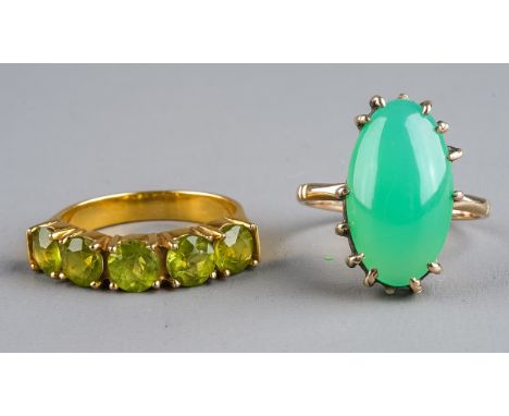 A yellow metal and green chalcedony dress ring, set with an oval cabochon, ring size O1/2, unmarked assessed as approx 9ct, t