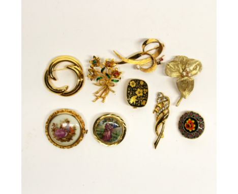 A quantity of vintage gilt brooches.