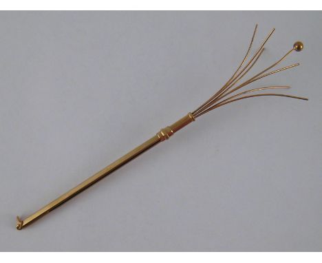 A 9 carat gold cocktail swizzle stick, approx 14cm long (extended), 5.9 gms