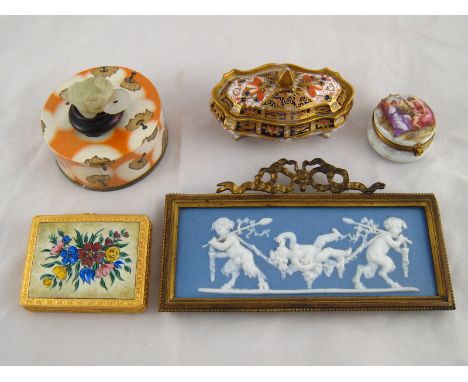 A mixed lot. A Chinese green hardstone miniature toad with coin, 5cm. long, a Wedgwood type blue jasper plaque of putti bacch