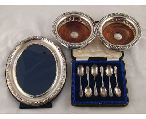 A mixed lot, being an oval silver strut back  photo frame, 19x24, a boxed set of silver teaspoons, Sheffield, 1919, and a pai