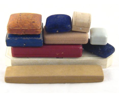 A mixed lot comprising ten vintage and second hand jewellery boxes.
