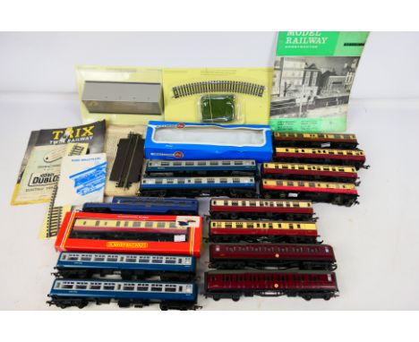 Hornby - Tri-ang - Lima - A group of OO gauge rolling stock including Inter-City coaches and also an empty box. They show sig
