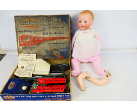 Ever Ready - Armand Marseille - A boxed OO gauge Electric train Set containing a tinplate train (with a cracked power bogie) 