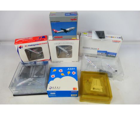Dragon Wings - Herpa - 6 x boxed aircraft models in 1:400 scale including an Austrian Airlines livery twin set, A330-243 in V